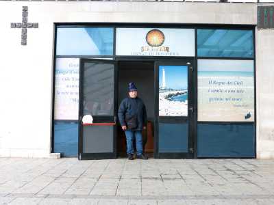 Francesco Amoruso, 73enne pescatore che passa le sue giornate al molo San Vito, quello sul quale si trova la chiesa